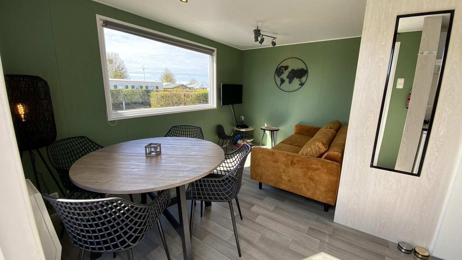 Gemuetliches Esszimmer im VZ466 Chalet Duif 258 in Renesse, ideal fuer gesellige Abende in Schouwen-Duiveland, Zeeland.