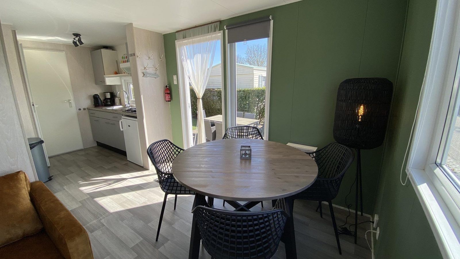 Kueche in VZ466 Chalet Duif 258 in Renesse mit modernen Geraeten, ideal zum Kochen in Schouwen-Duiveland.