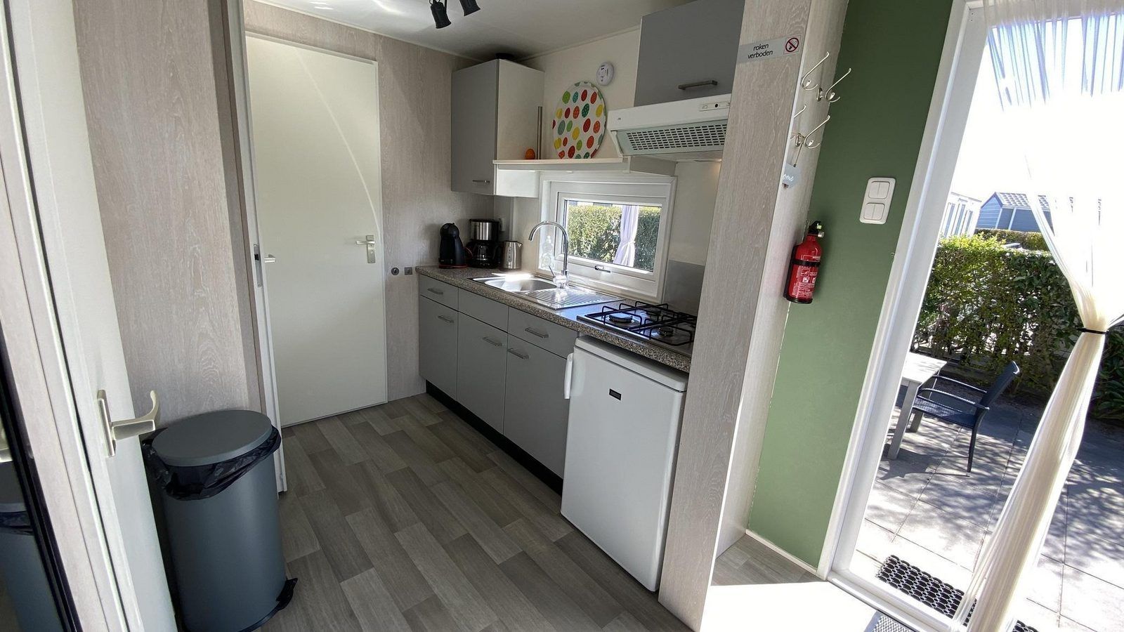 Kompakte, aber vollstaendige Kueche in VZ466 Chalet Duif 258 in Renesse, perfekt fuer den Urlaub in Zeeland.