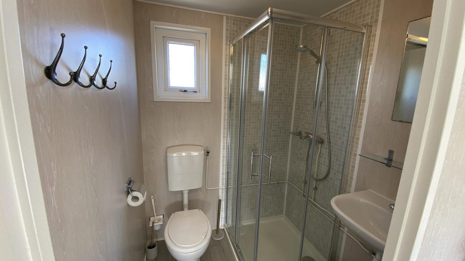 Stilvolles Badezimmer im VZ466 Chalet Duif 258 in Renesse mit Dusche und Waschbecken, ideal fuer Komfort in Zeeland.