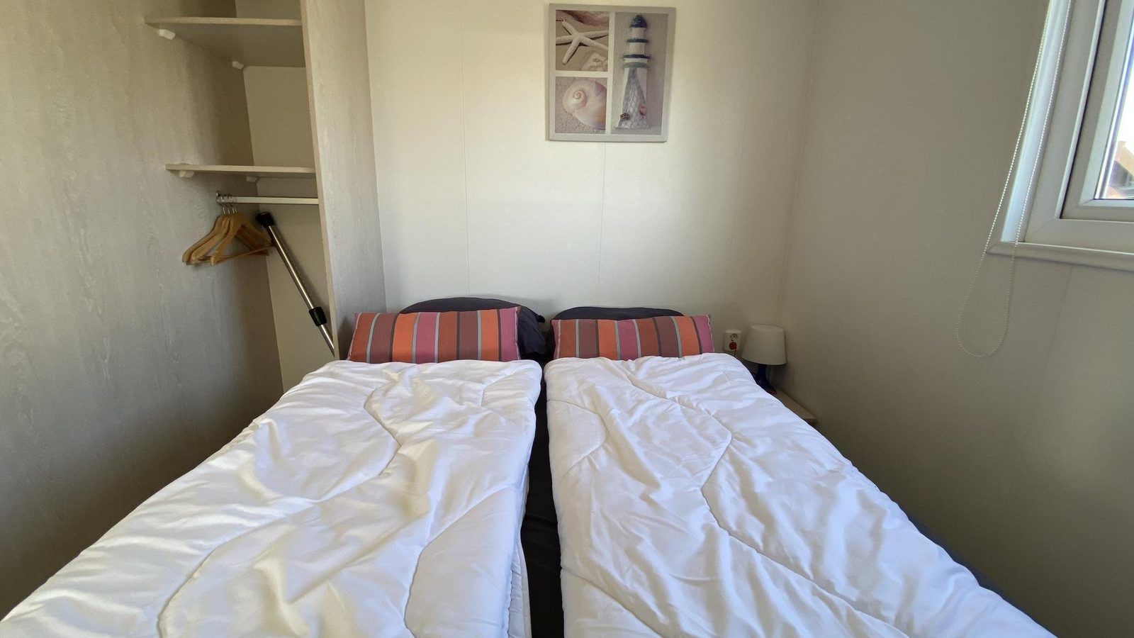 Gemuetliches Schlafzimmer im VZ466 Chalet Duif 258 in Renesse mit bequemem Bett, ideal fuer Entspannung in Zeeland.