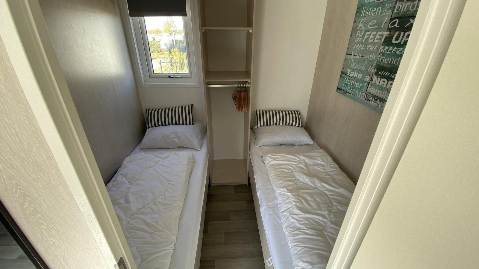 Aussenansicht von VZ466 Chalet Duif 258 in Renesse mit grossem Garten, ideal fuer Aktivitaeten im Freien in Schouwen-Duiveland.