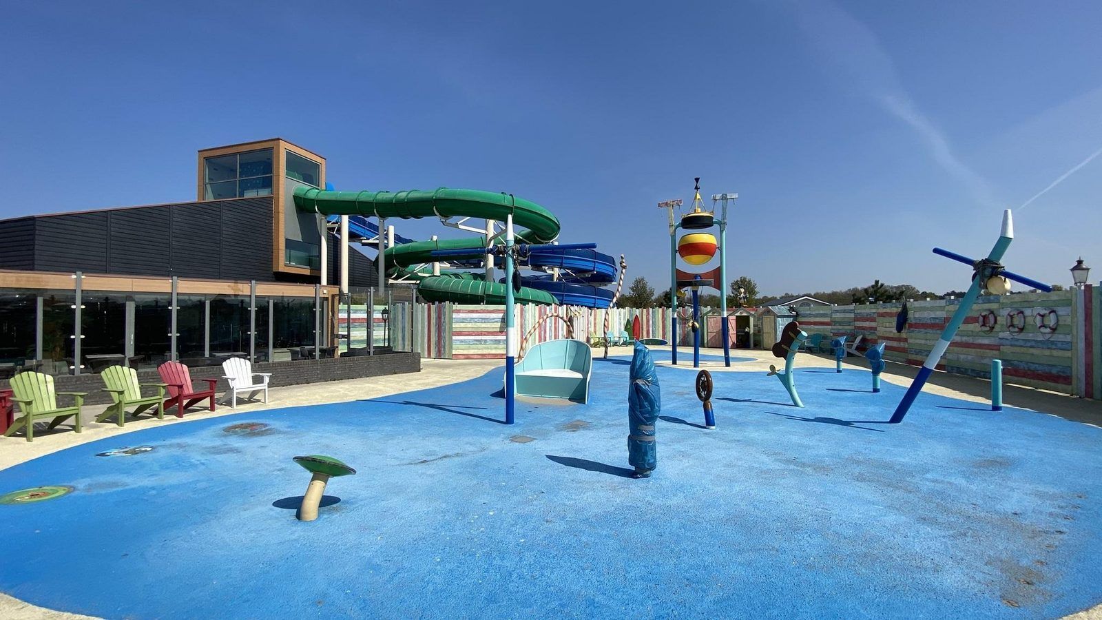 Geraeumiger Spielplatz in der Naehe von VZ466 Chalet Duif 258 in Renesse, ideal fuer aktive Kinder in Zeeland.