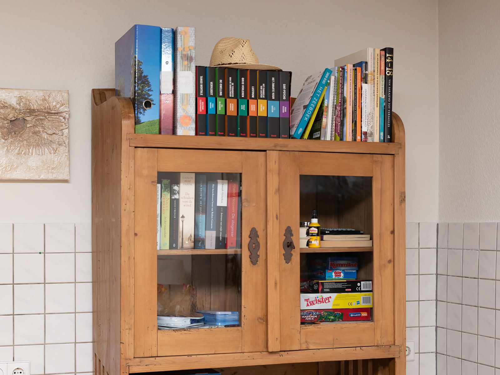 Bookcase with games and books in Holiday Home Horizon by the Sea, Renesse, for entertainment.