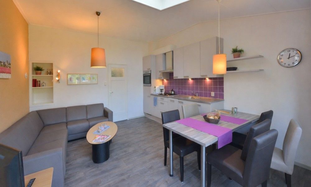 Gemuetliches Wohnzimmer des Ferienhauses 3 in einer Reihe in Renesse, Schouwen-Duiveland, mit moderner Kueche und Sitzecke fuer einen komfortablen Aufenthalt.