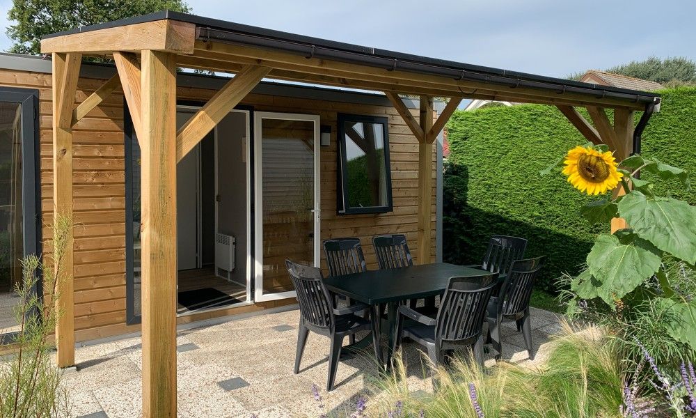 Verseputshofje chalet in Renesse, Schouwen-Duiveland met zonnig terras en tuin, ideaal voor vakantie in Zeeland.