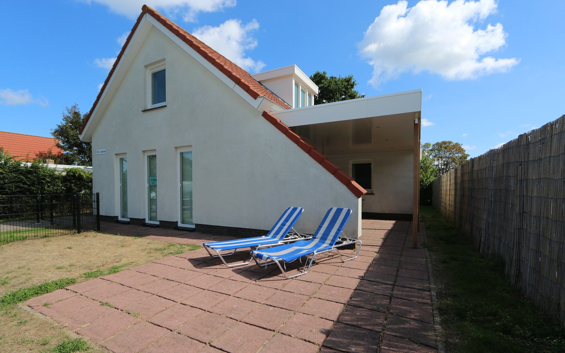 Vacation home Horizon 95 in Renesse offers a sunny terrace with comfortable deck chairs for ultimate relaxation.