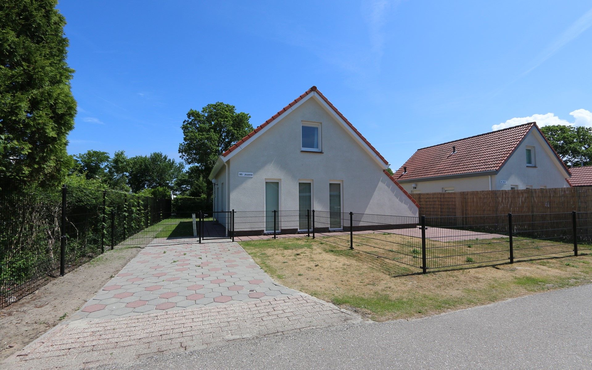 Charming vacation home Horizon 95 in Renesse with spacious driveway and green surroundings for a peaceful vacation.