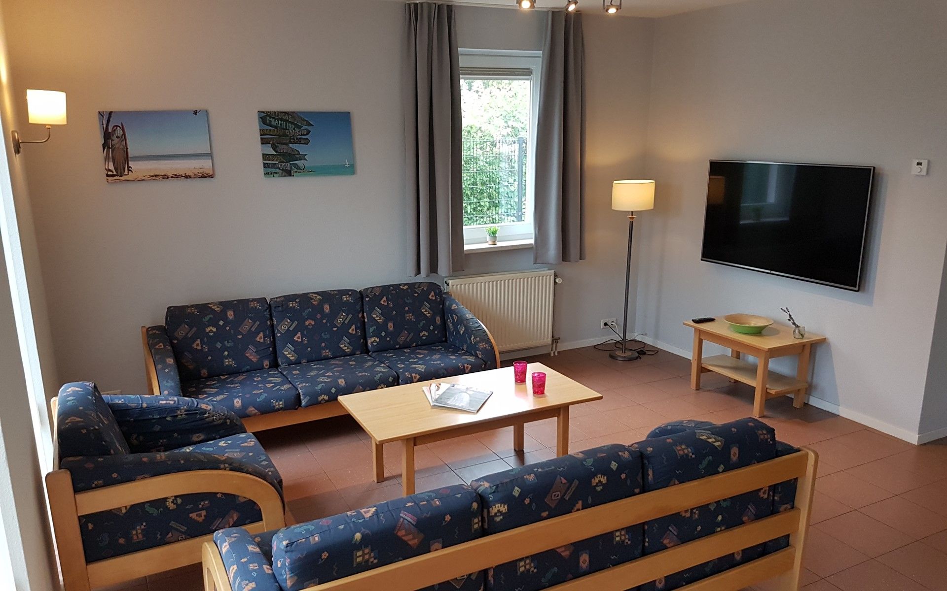 Cozy living room of Horizon 95 in Renesse with comfortable sofas and modern amenities.
