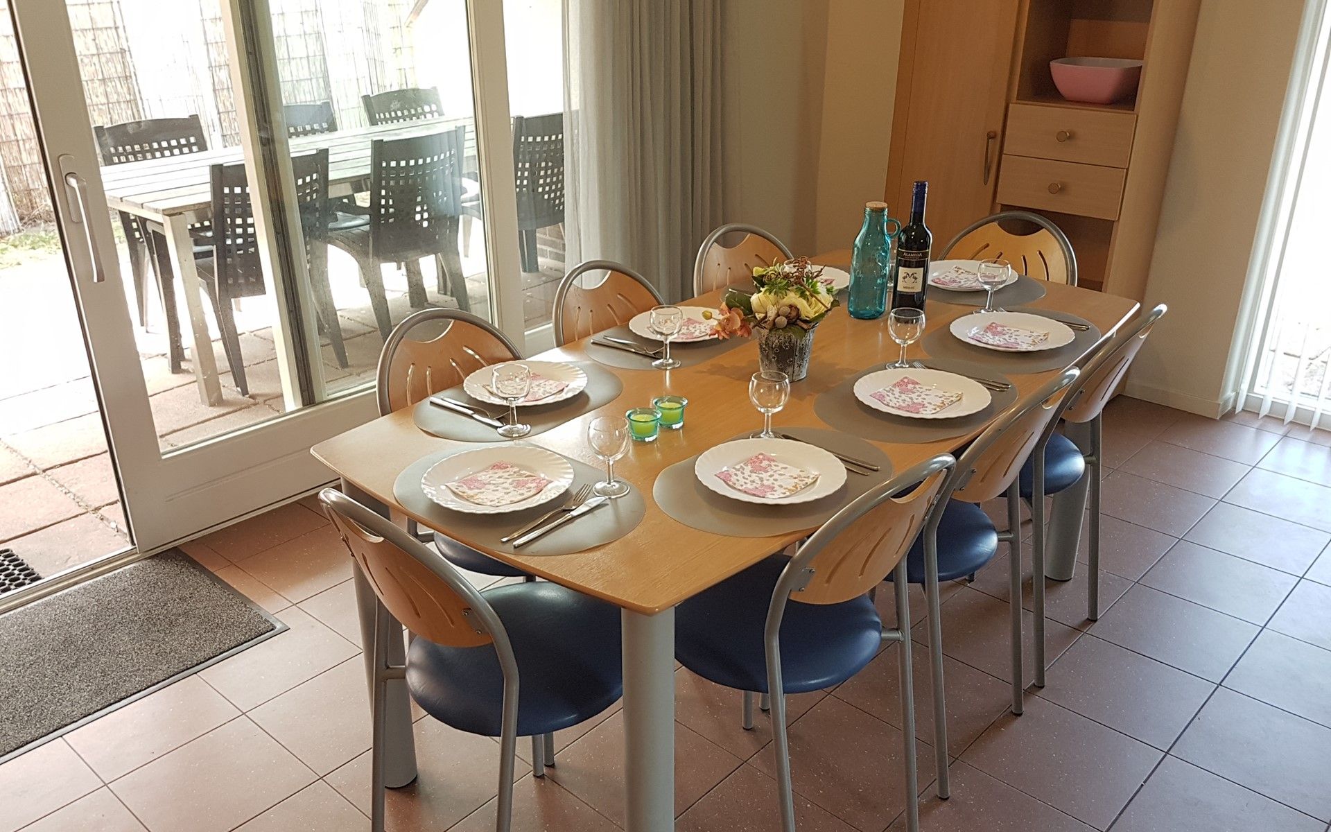 Dining room of Holiday home Horizon 95 in Zeeland with large table, ideal for family dinners.