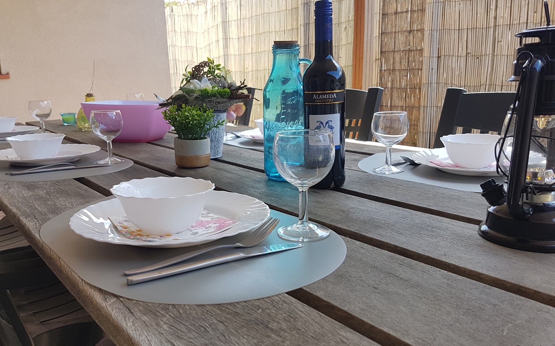 Decked table on the terrace of Horizon 95 in Zeeland, ideal for a relaxed outdoor dinner.