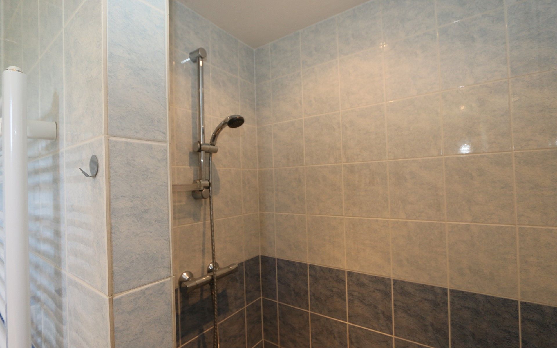 Stylish bathroom in Holiday Home Horizon 95, Renesse, with double sink and bathtub for luxurious comfort.