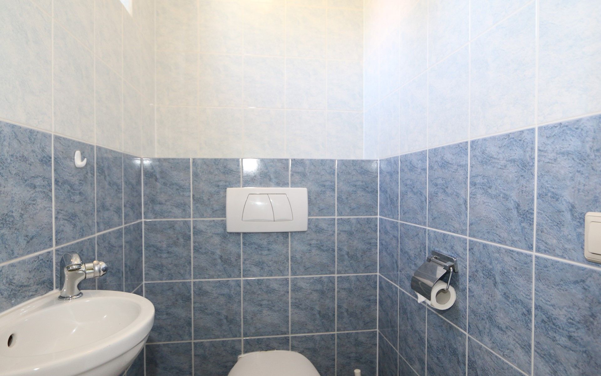 Modern shower in Holiday home Horizon 95 in Schouwen-Duiveland, ideal for refreshment after a day at the beach.