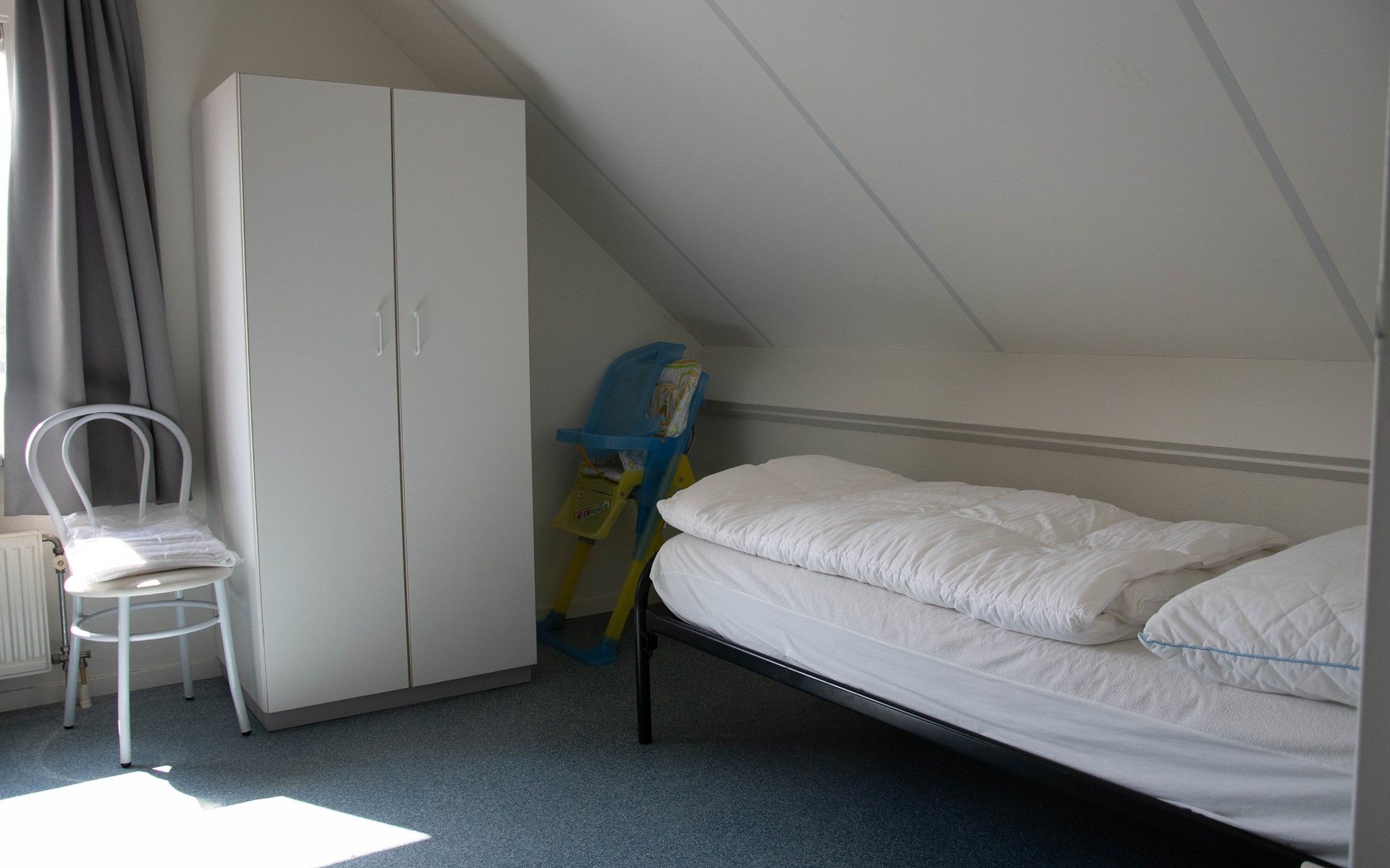 Bedroom with extra bed in Horizon 95, Zeeland, offers flexibility for families or groups.