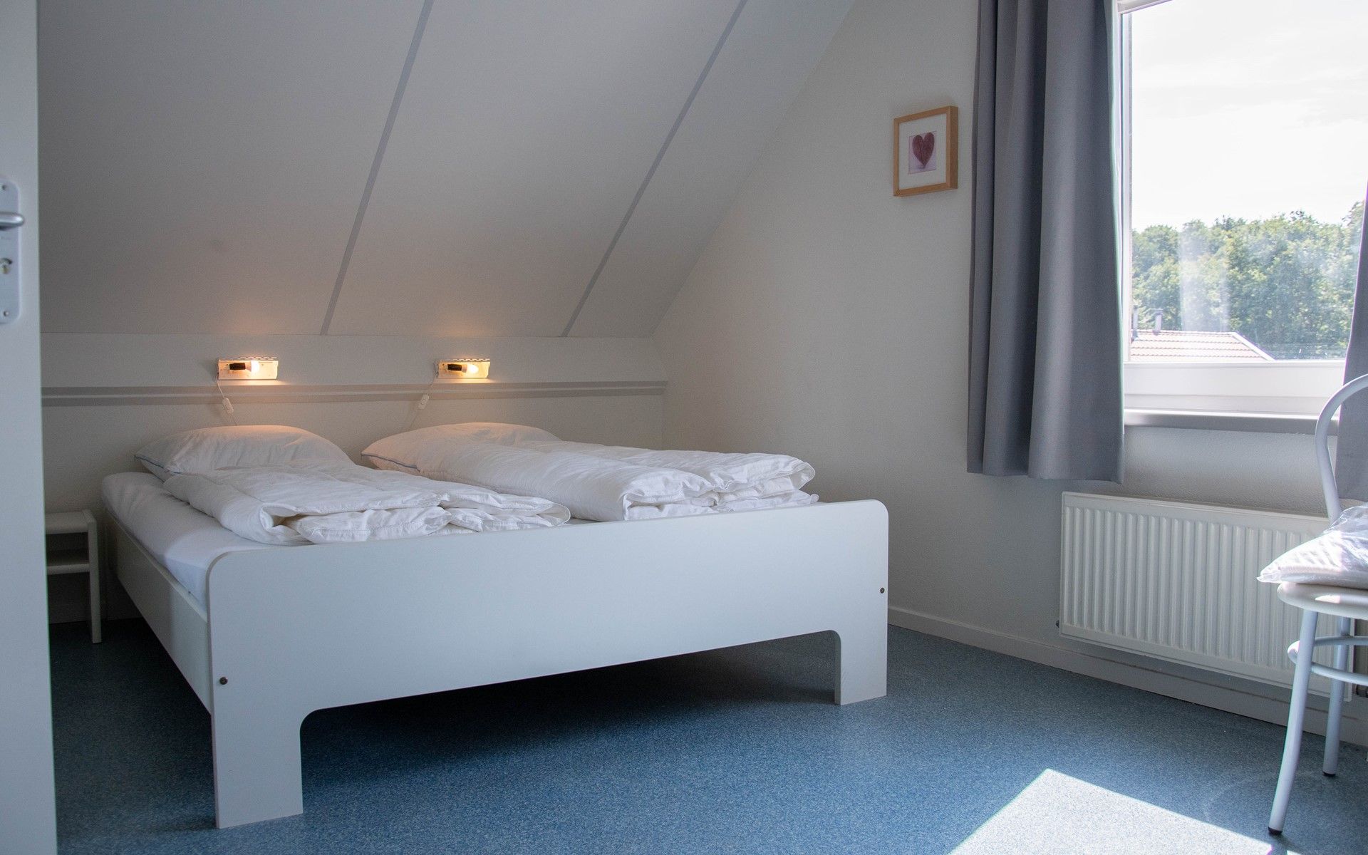 Bright bedroom with single bed in Holiday home Horizon 95, Renesse, ideal for children.