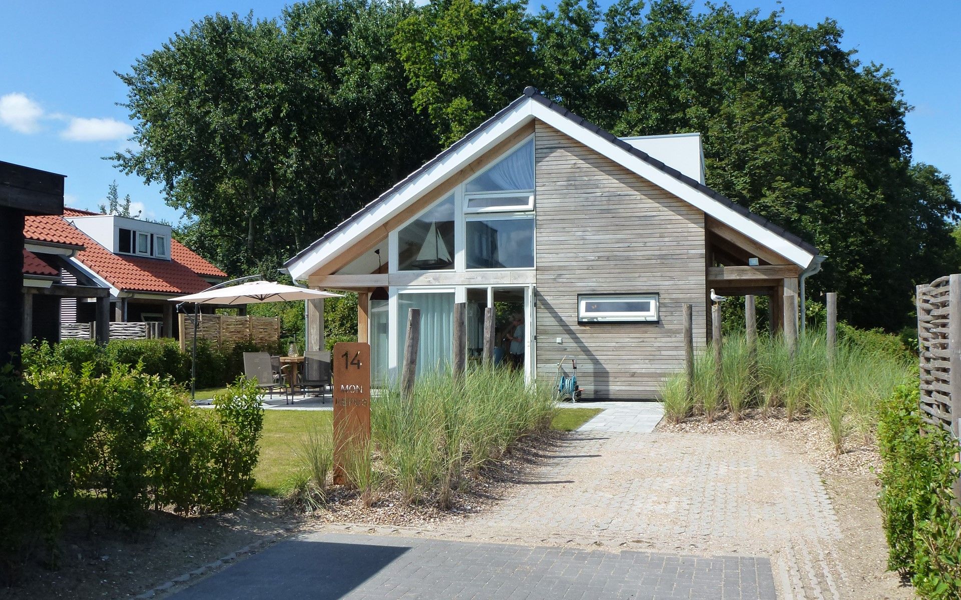 Zonnedorp 14 Mon Repos vacation home in Renesse with spacious garden and terrace in Schouwen-Duiveland