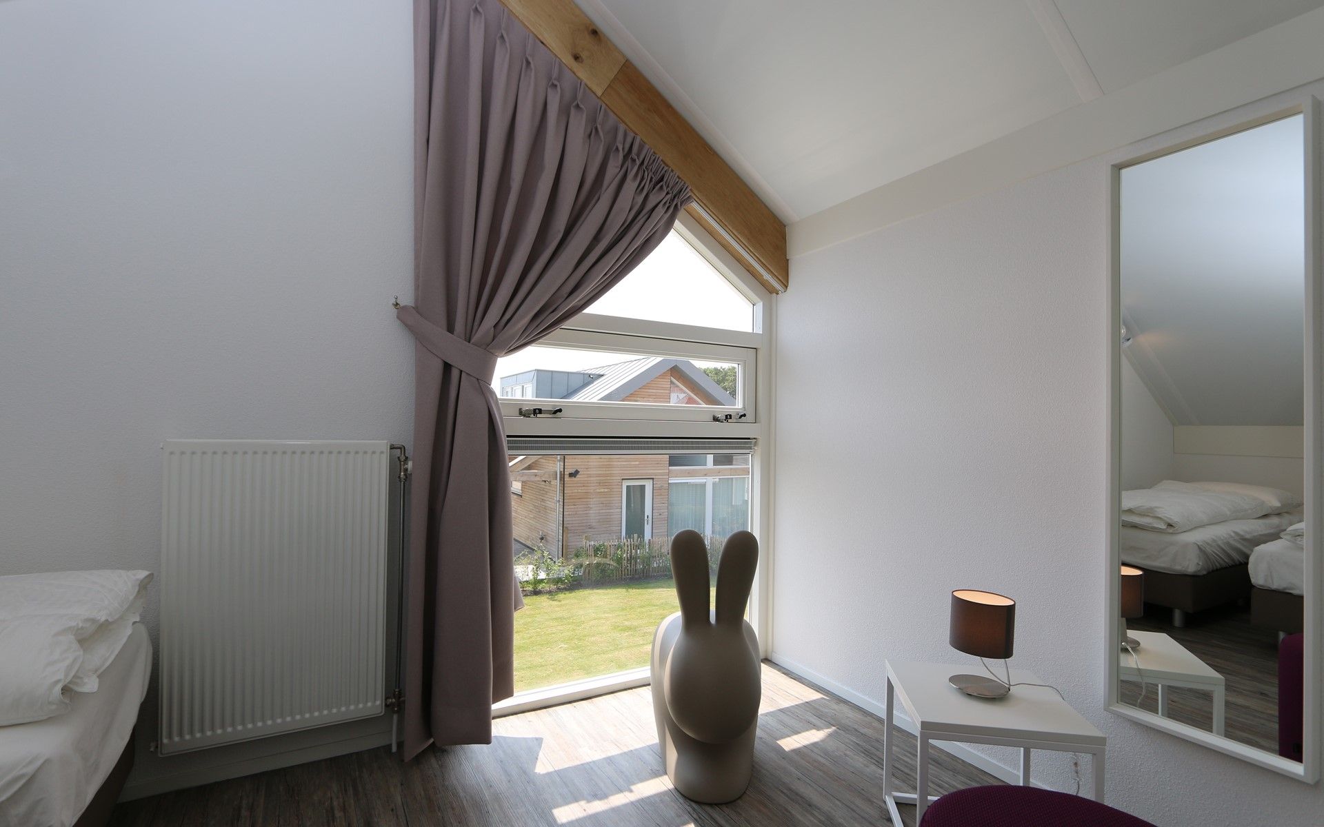 Bedroom with two single beds in vacation home Mon Repos, Renesse, Zeeland