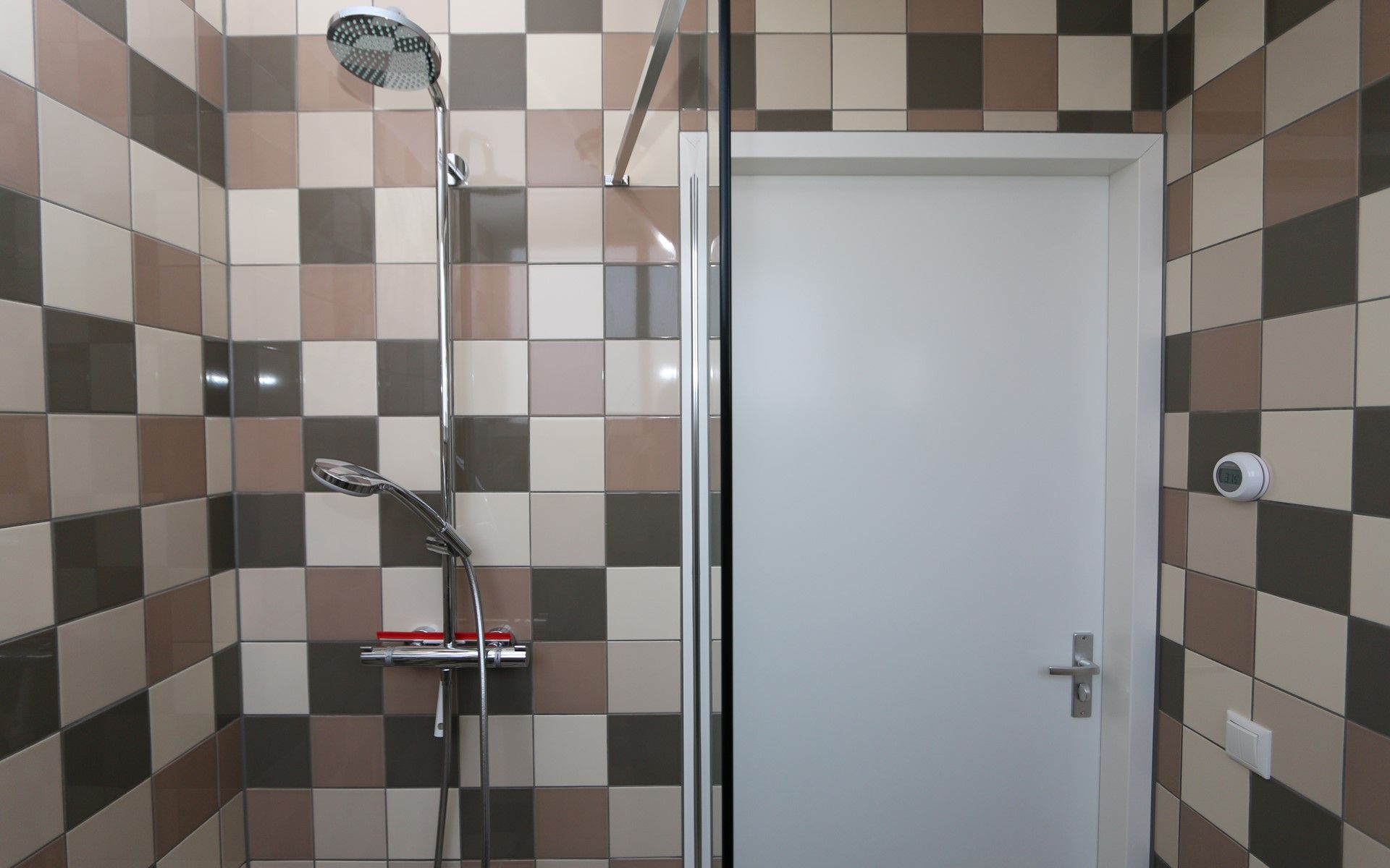 Bathroom of vacation home Mon Repos in Renesse with towel rack and modern sink