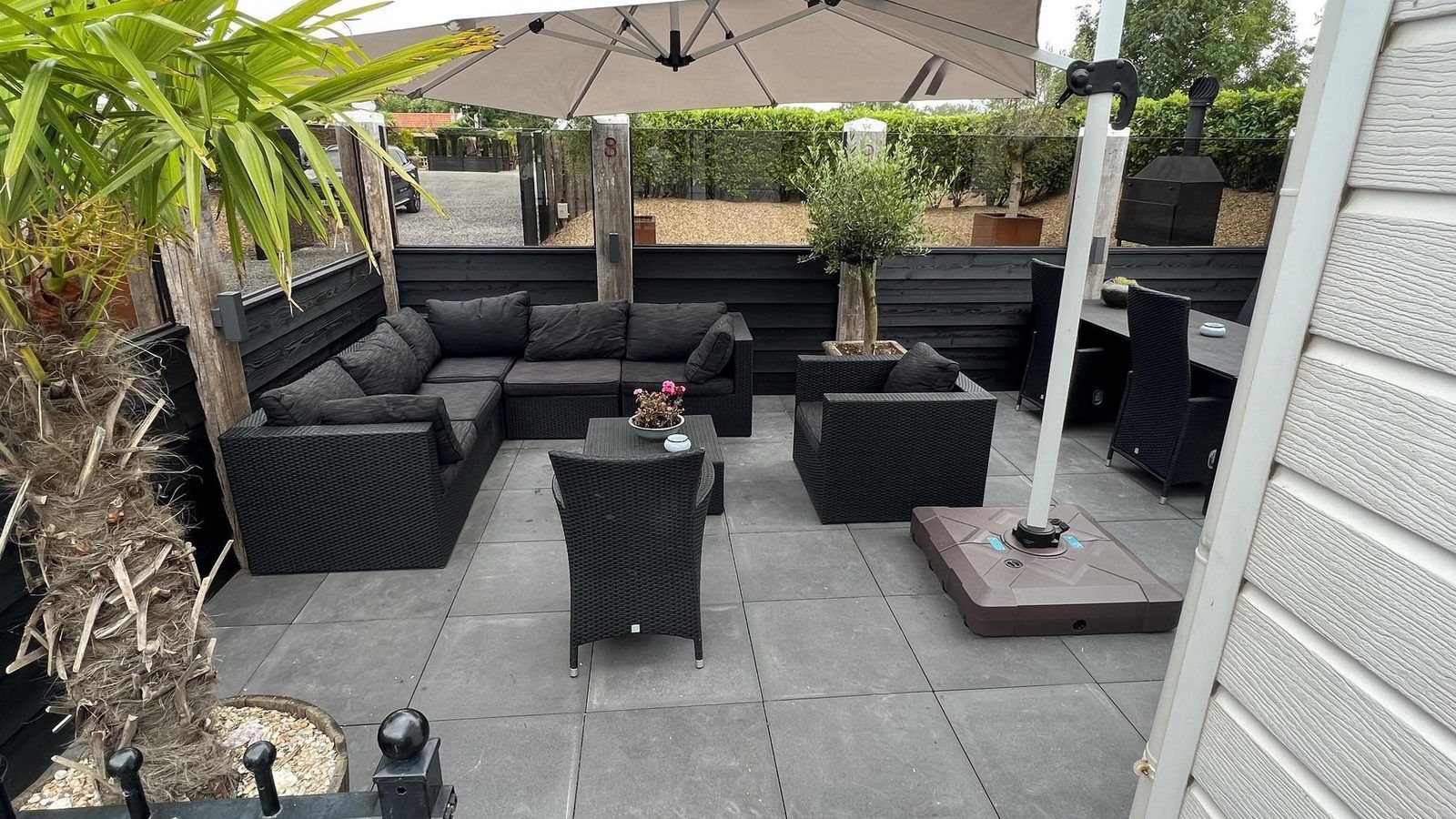 Gezellige zithoek op het terras van VZ2321 Vakantiechalet in Renesse, Zeeland.