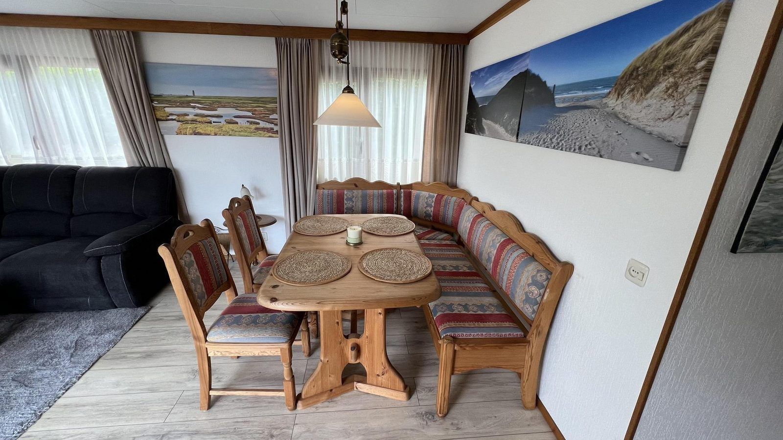 Eethoek in VZ2321 Vakantiechalet in Renesse, ideaal voor familiediners in Zeeland.