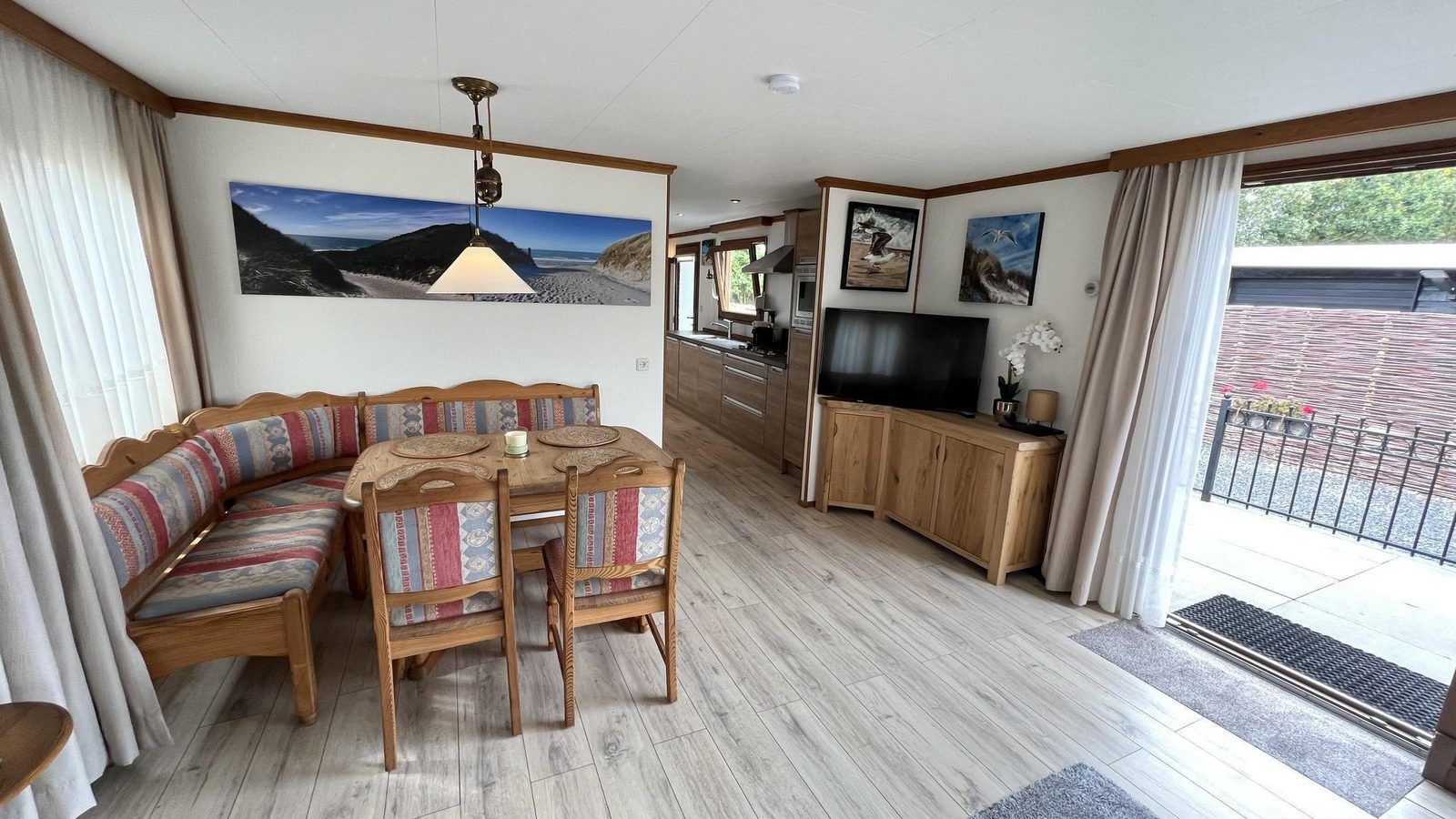 Ruime woonkamer en eetgedeelte in VZ2321 Vakantiechalet in Renesse, Schouwen-Duiveland.