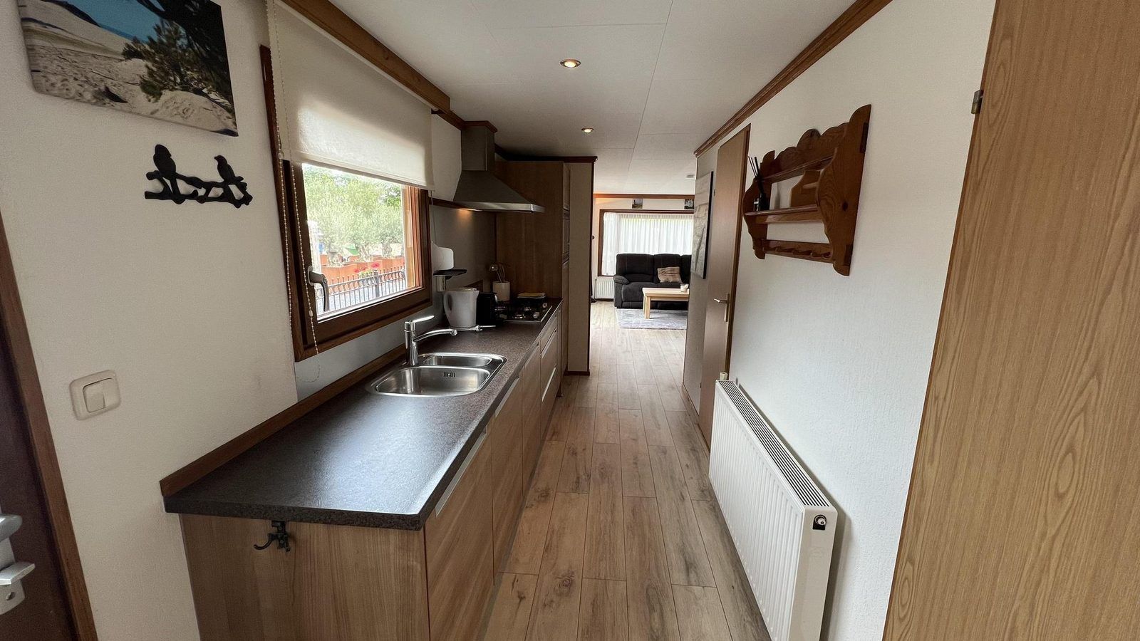 Moderne keuken in VZ2321 Vakantiechalet in Renesse, voorzien van alle gemakken in Zeeland.