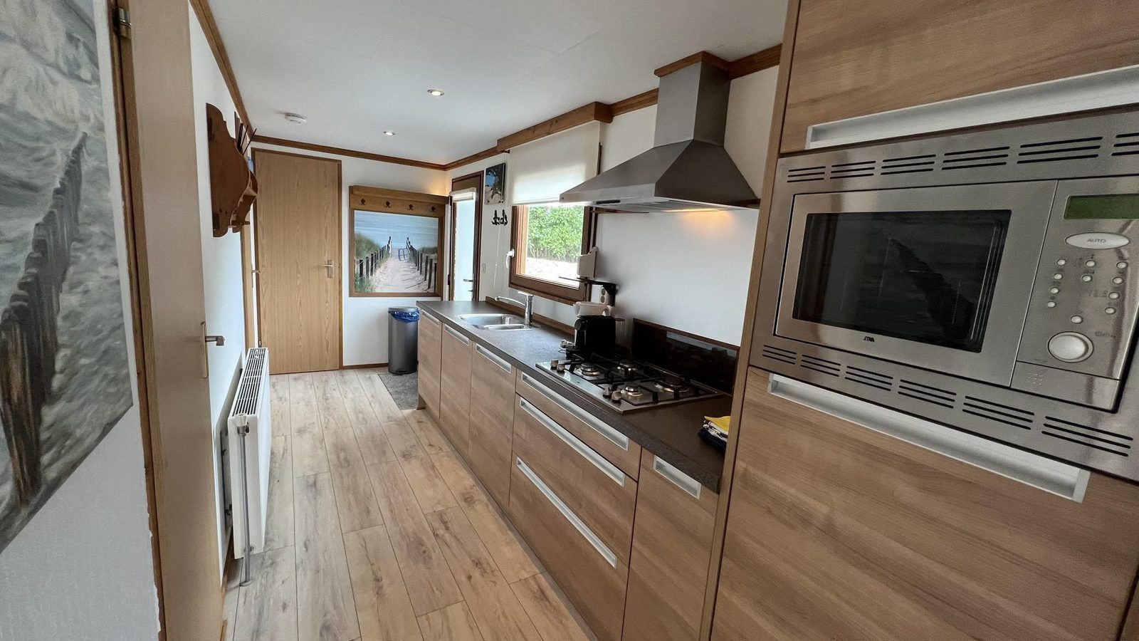 Volledig uitgeruste keuken in VZ2321 Vakantiechalet in Renesse, Schouwen-Duiveland.