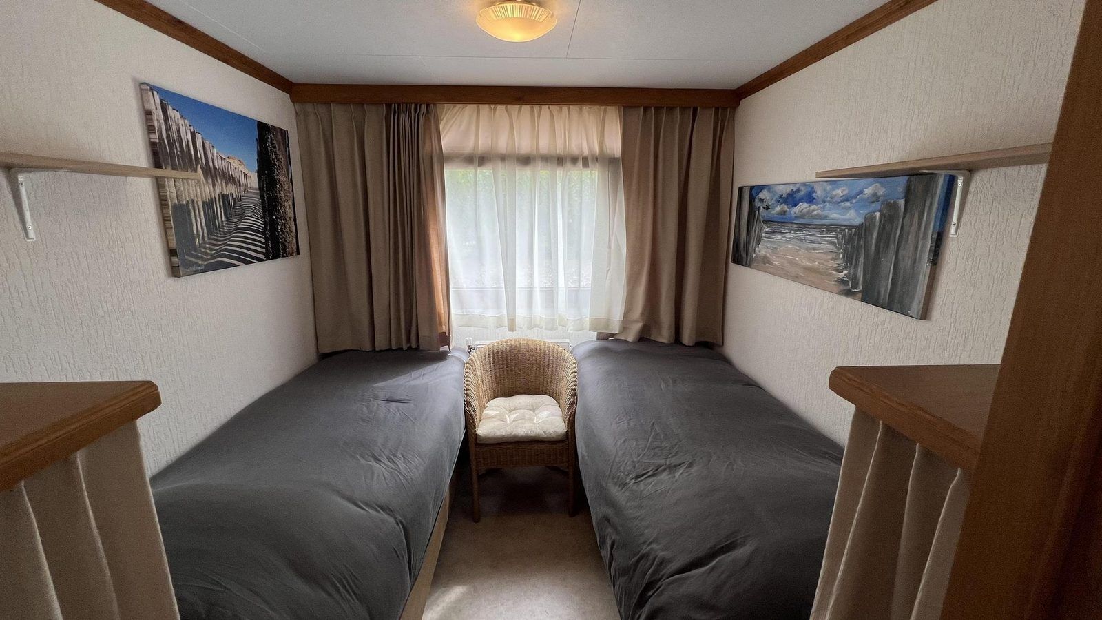 Slaapkamer met twee bedden in VZ2321 Vakantiechalet in Renesse, Zeeland.