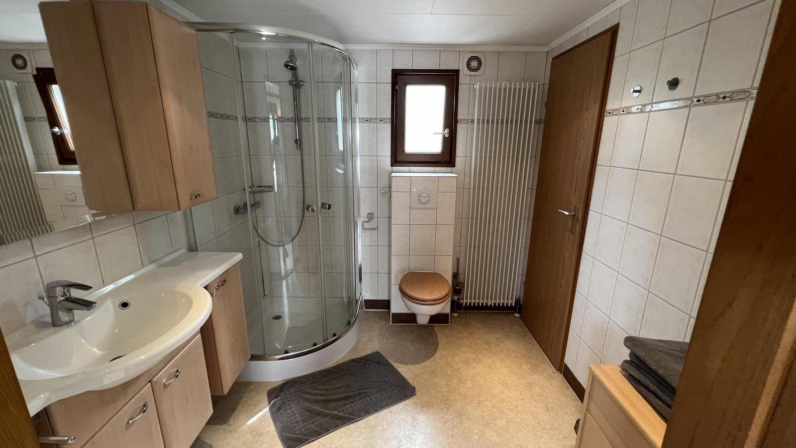 Stijlvolle badkamer met douche in VZ2321 Vakantiechalet in Renesse, Schouwen-Duiveland.