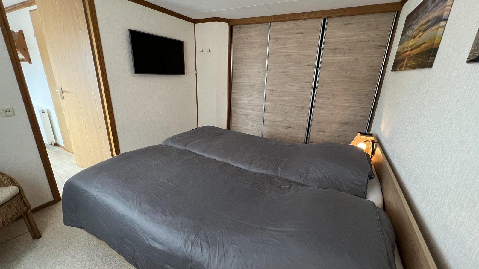 Gezellige slaapkamer met kast in VZ2321 Vakantiechalet in Renesse, Zeeland.