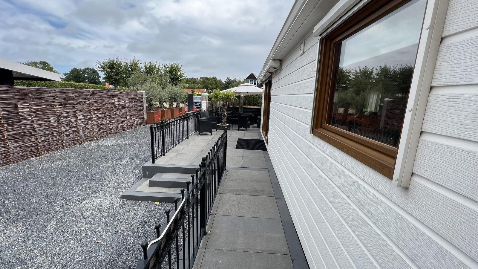 Zijaanzicht van VZ2321 Vakantiechalet in Renesse met toegang tot de tuin in Schouwen-Duiveland.