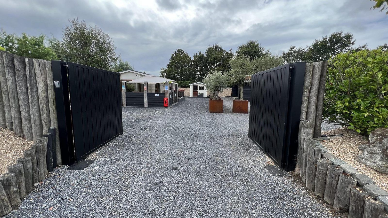 Toegangspoort naar VZ2321 Vakantiechalet in Renesse, gelegen in het groene Zeeland.