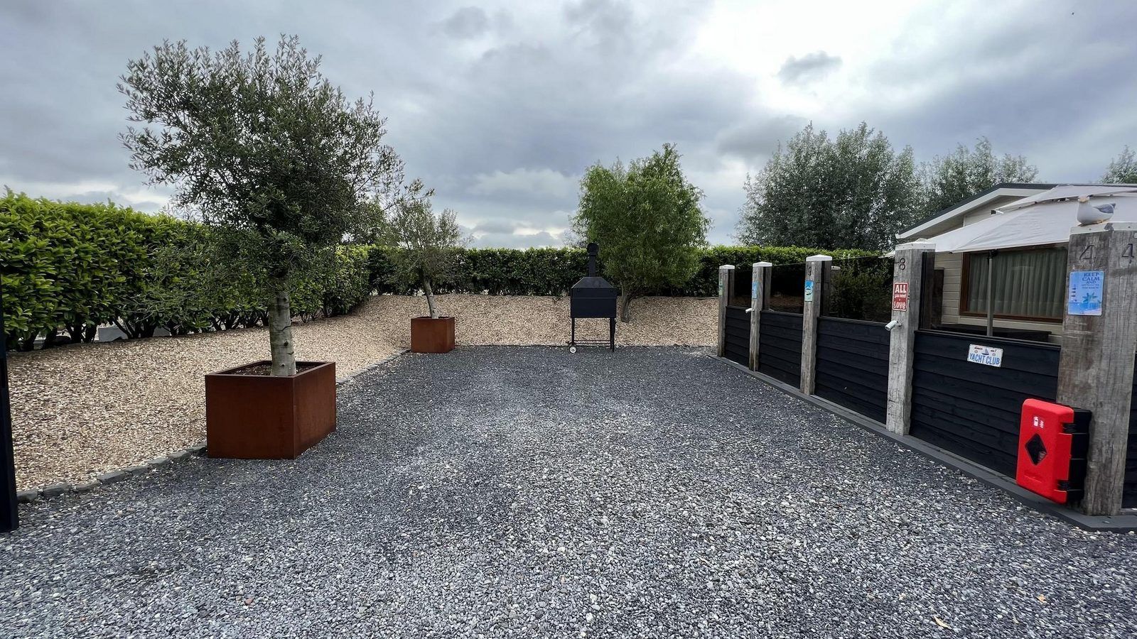 Parkeerruimte bij VZ2321 Vakantiechalet in Renesse, Schouwen-Duiveland, omgeven door natuur.