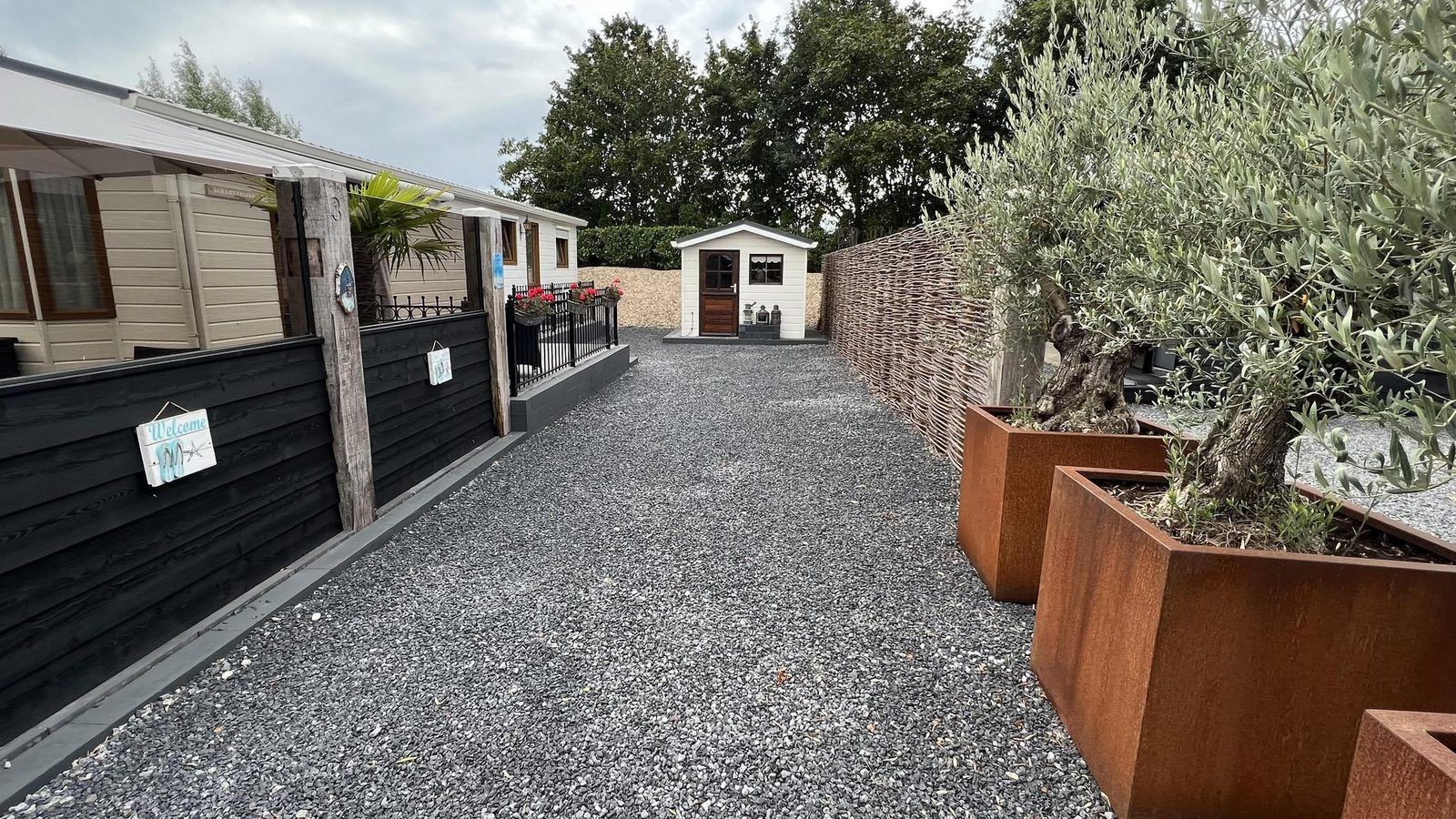 Voortuin met planten bij VZ2321 Vakantiechalet in Renesse, ideaal voor ontspanning in Zeeland.