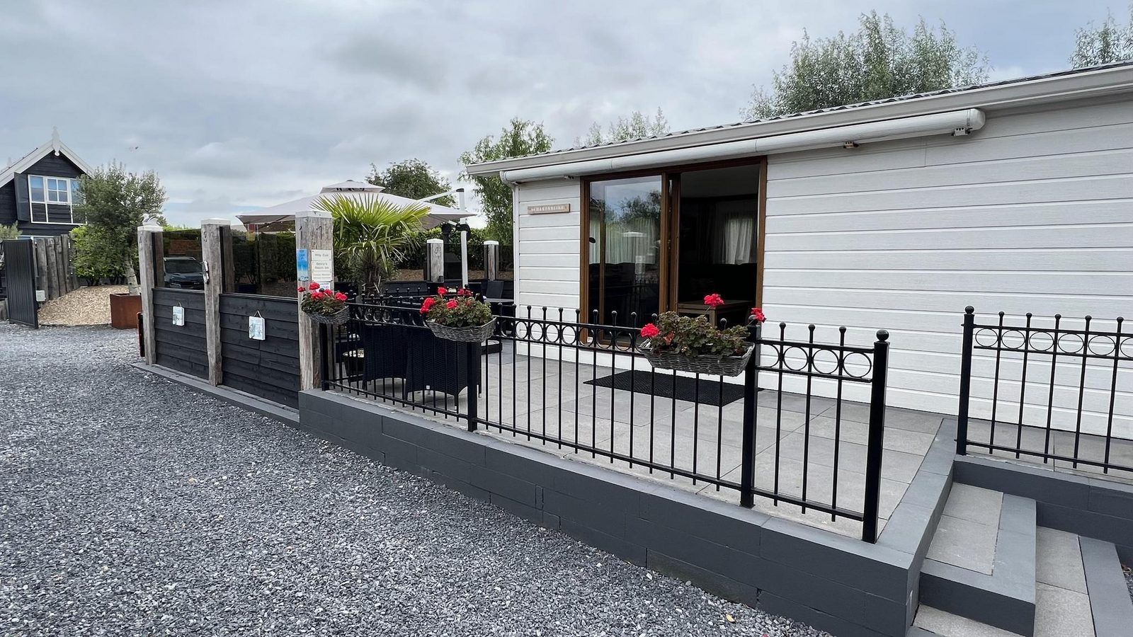 Entree en terras van VZ2321 Vakantiechalet in Renesse, Schouwen-Duiveland, met bloemen.