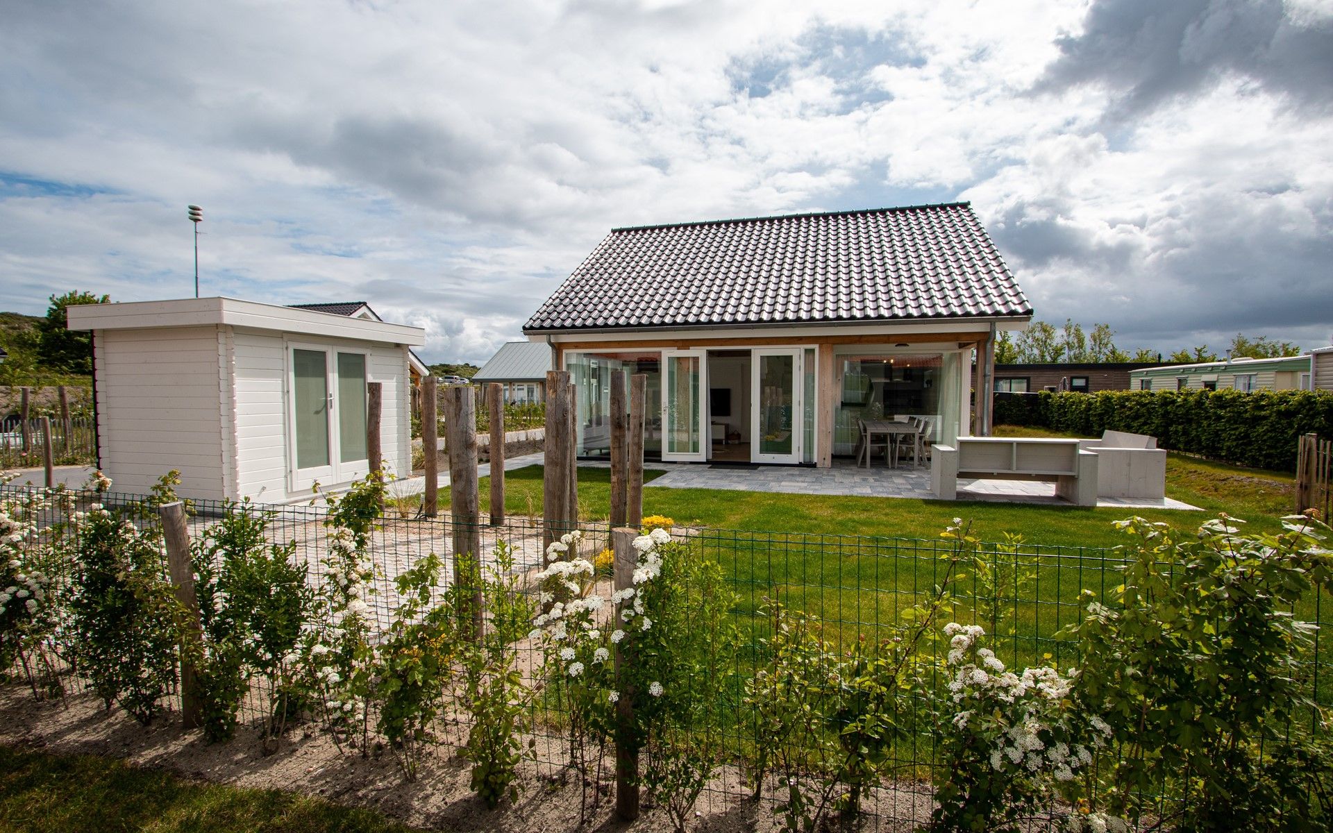 Vakantiehuis Zonnedorp 28 in Renesse met zonnig terras en groene tuin in Zeeland.