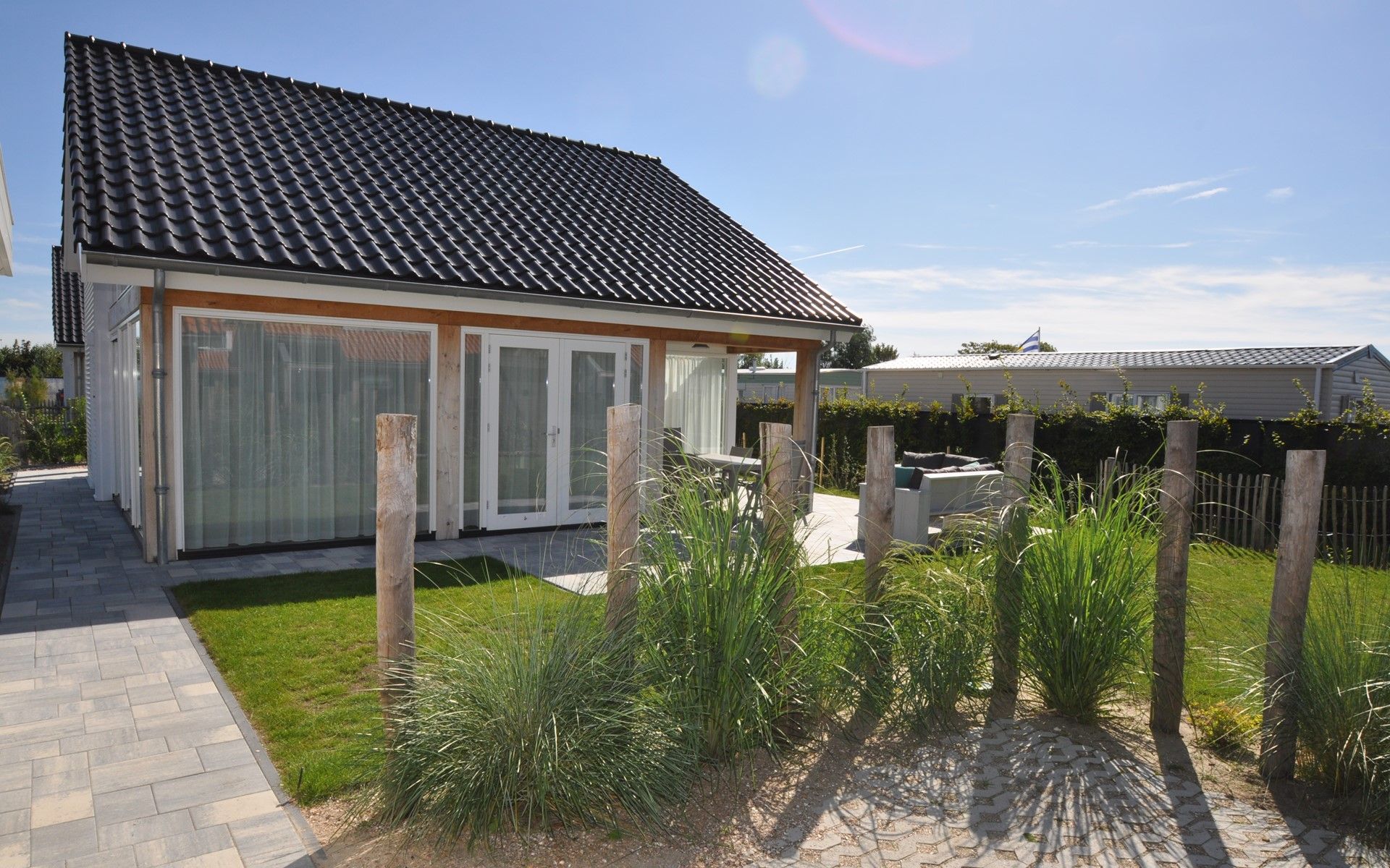 Het Witte Strandhuis in Renesse met moderne architectuur en ruime buitenruimte.