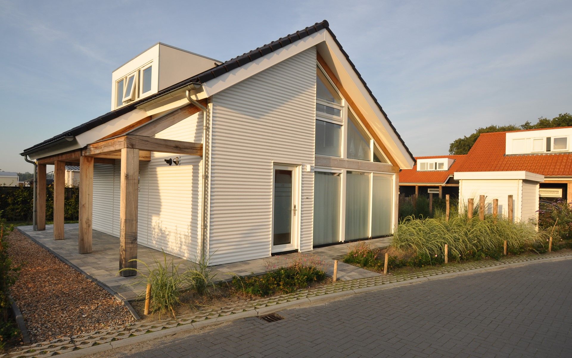 Strakke lijnen en modern design bij Het Witte Strandhuis in Renesse, Zeeland.