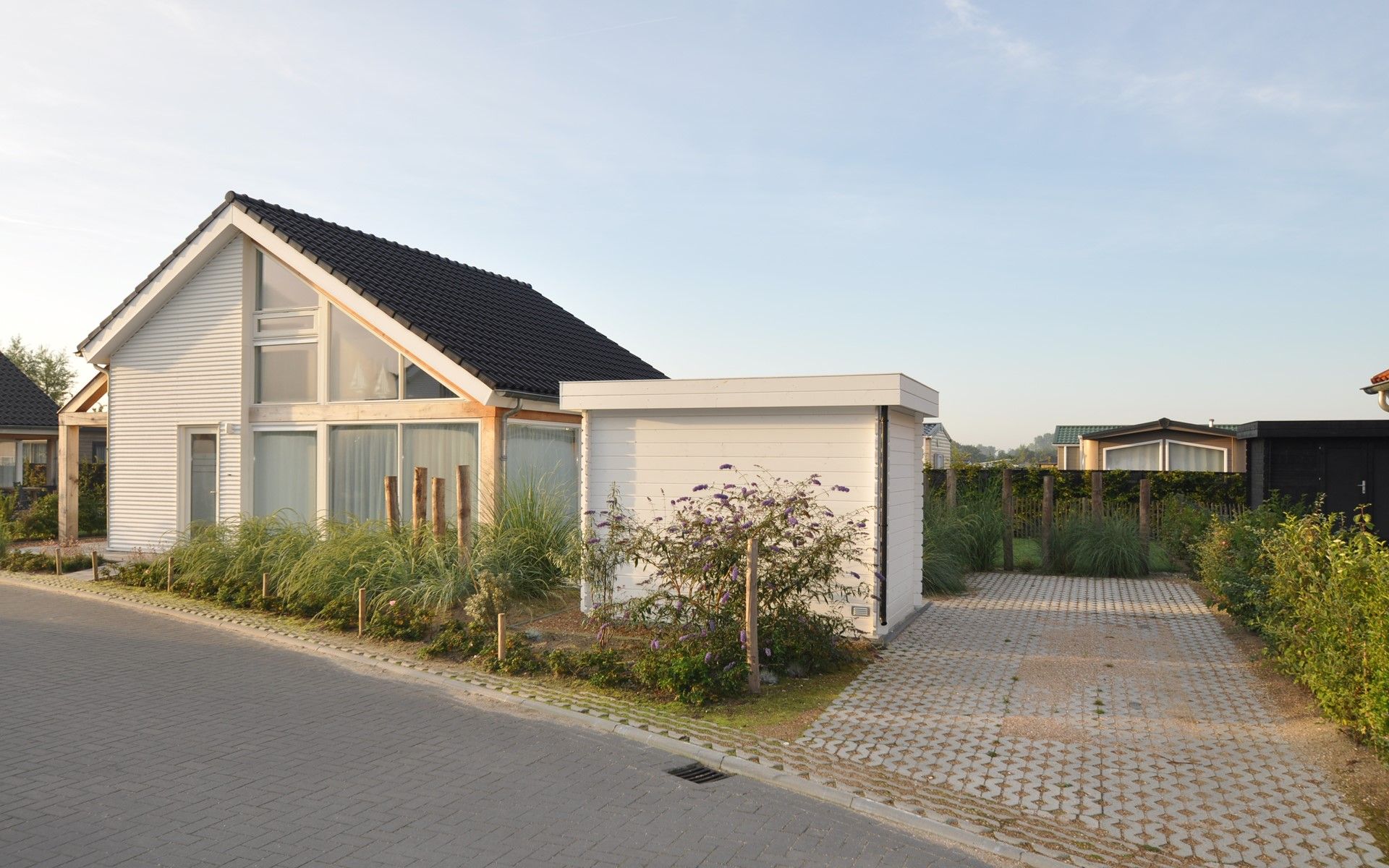 Gezellige buitenkant van Vakantiehuis Zonnedorp 28 met ochtendzon in Renesse.