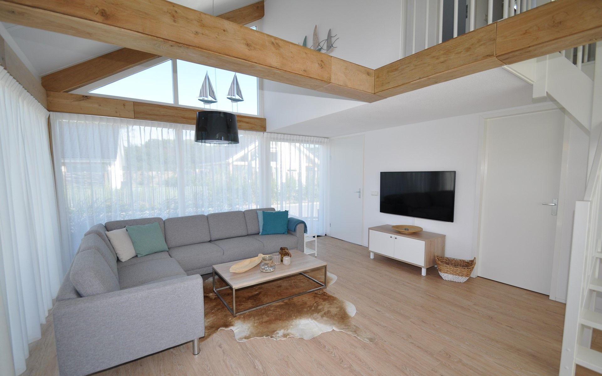 Lichte woonkamer in Vakantiehuis Zonnedorp 28 met comfortabele zithoek in Renesse.