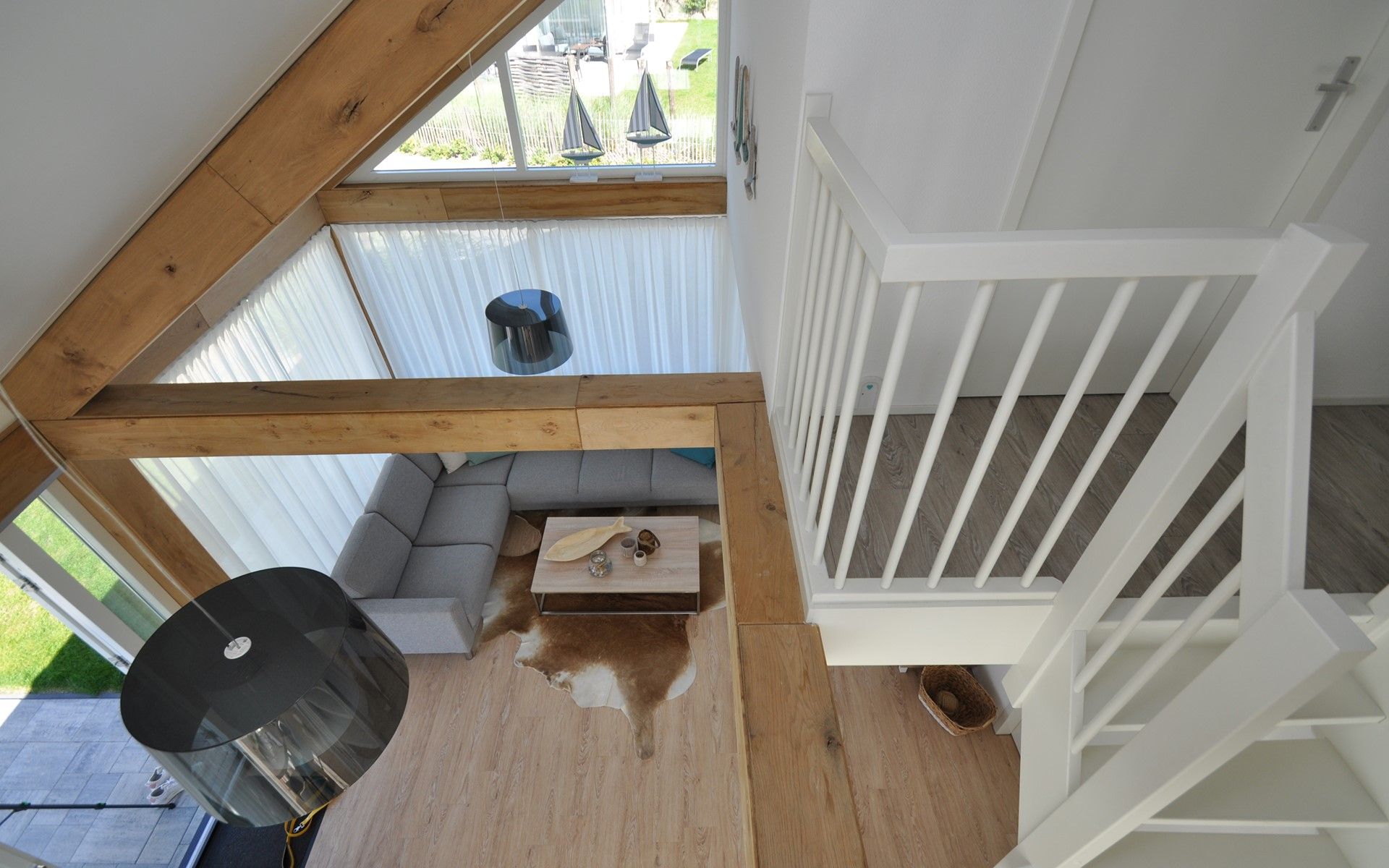 Open interieur van Het Witte Strandhuis met uitzicht op de tuin in Renesse.