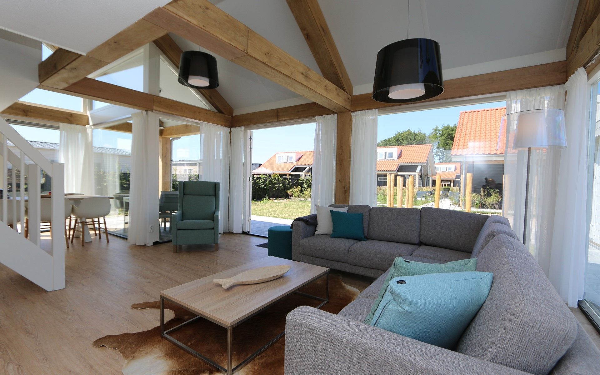 Gezellige leefruimte in Vakantiehuis Zonnedorp 28 met moderne inrichting in Zeeland.