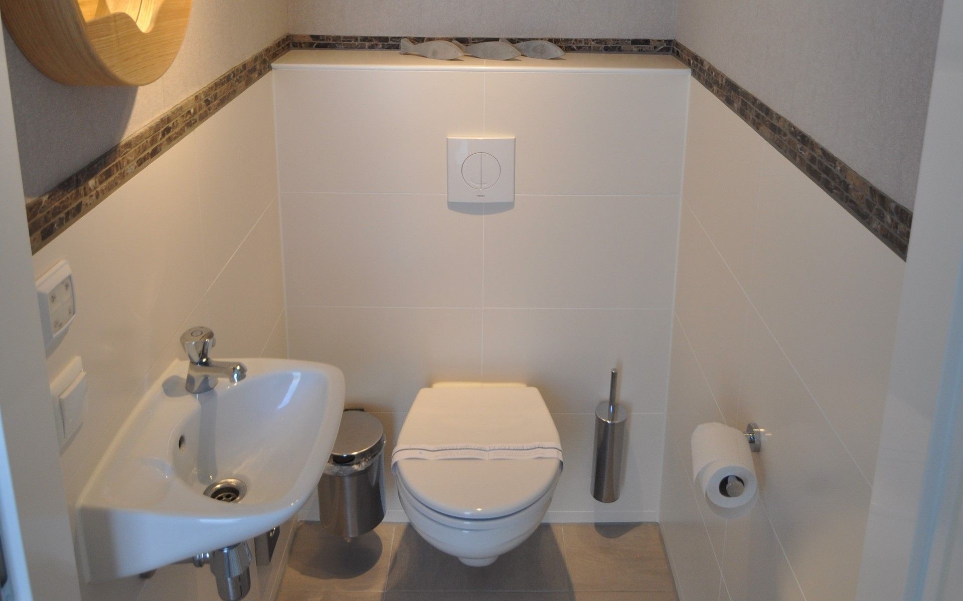 Compacte en stijlvolle badkamer in Het Witte Strandhuis in Renesse, Zeeland.