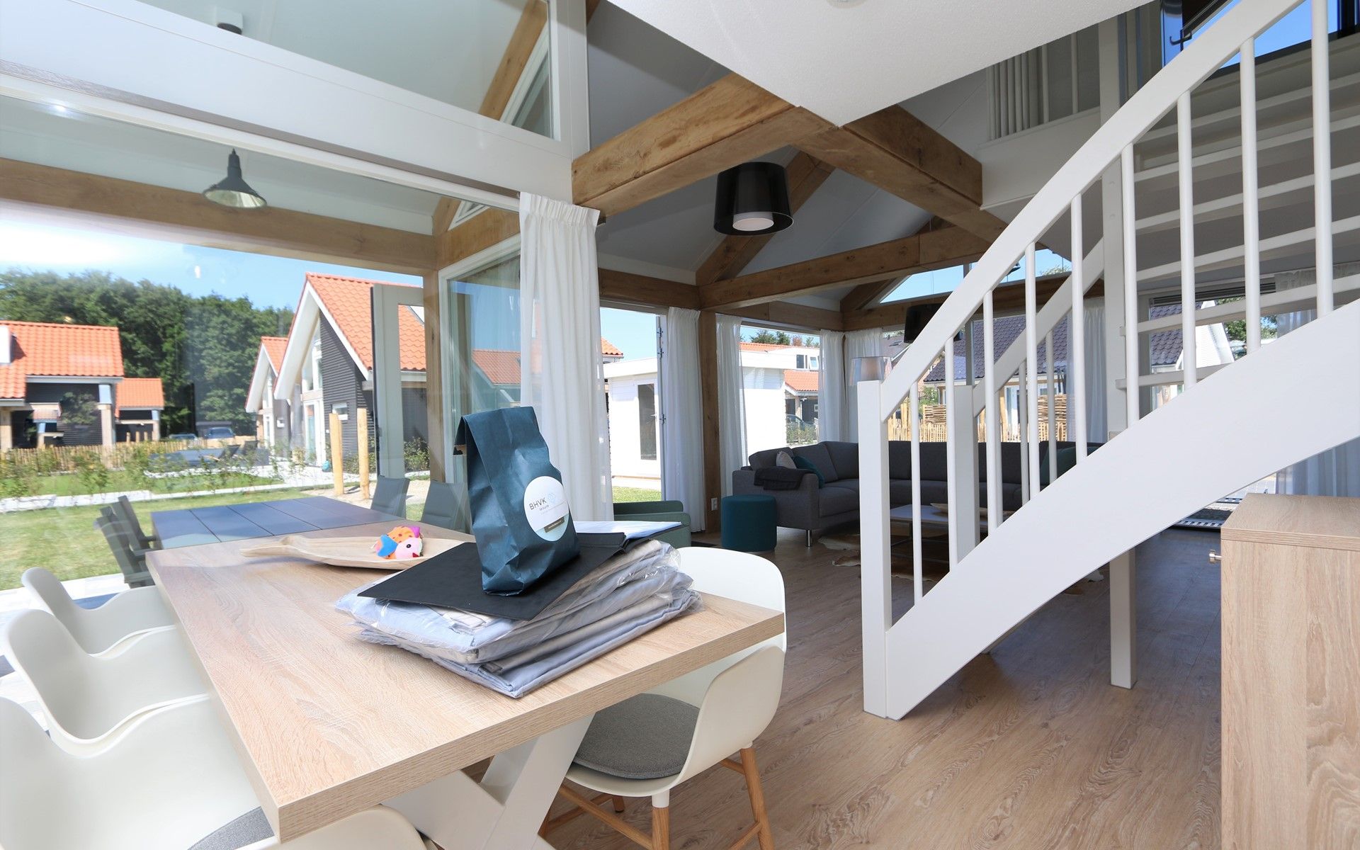 Eethoek met uitzicht op de tuin in Het Witte Strandhuis in Renesse, Zeeland.