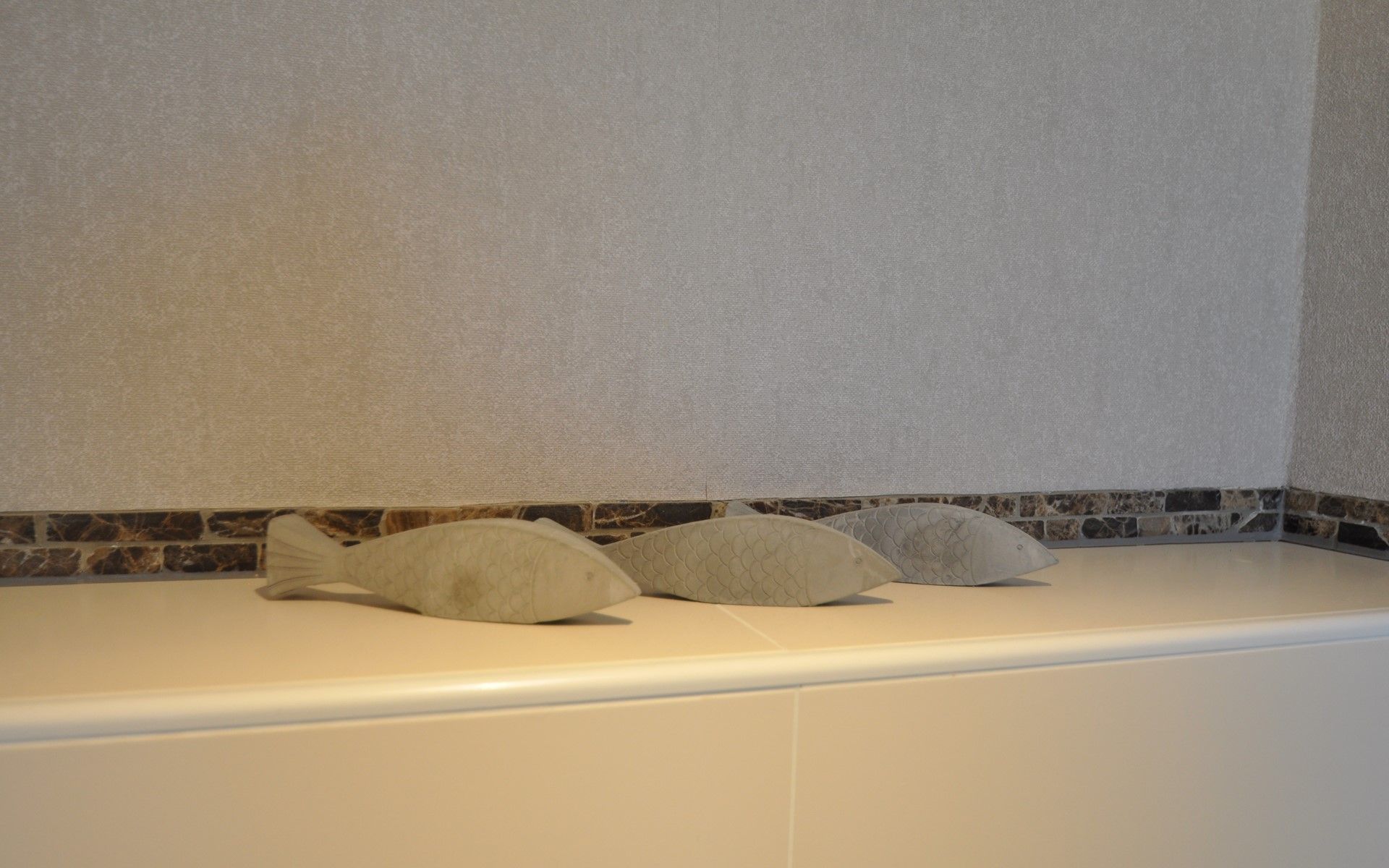 Decoratieve visbeelden in Vakantiehuis Zonnedorp 28 in Renesse, Zeeland.