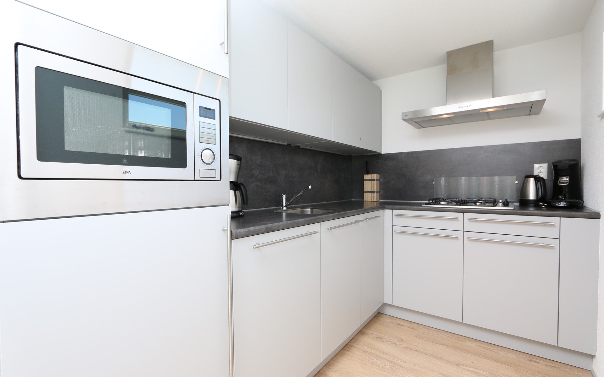 Moderne keuken in Het Witte Strandhuis met alle gemakken in Renesse, Zeeland.