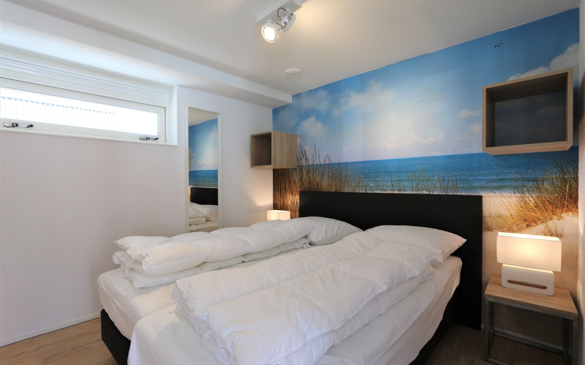 Slaapkamer met strandthema in Vakantiehuis Zonnedorp 28 in Renesse, Zeeland.