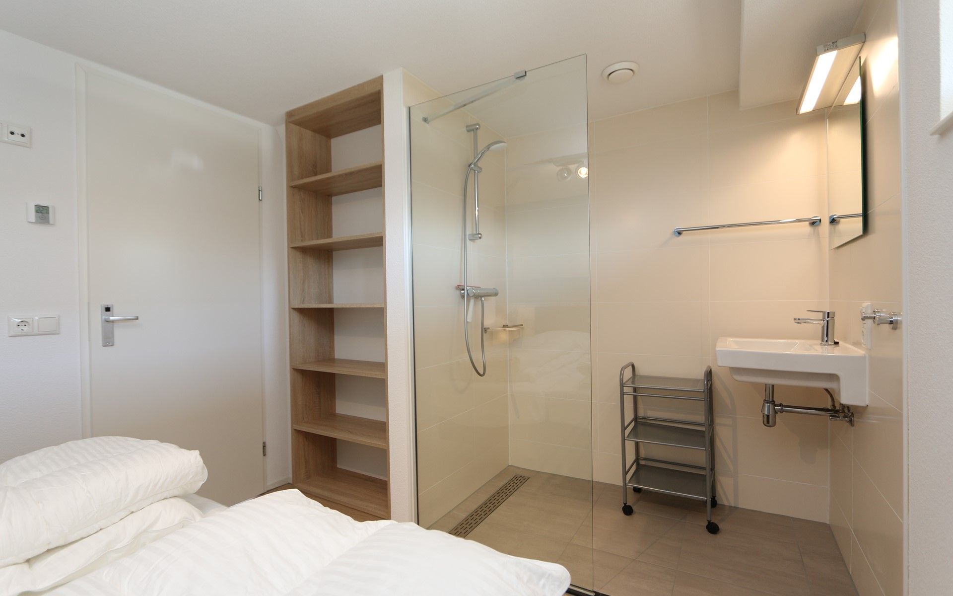 Stijlvolle badkamer met inloopdouche in Het Witte Strandhuis in Renesse, Zeeland.