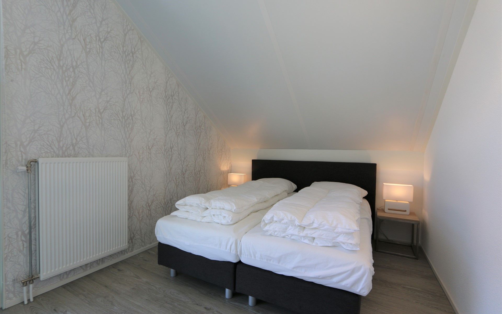 Gezellige zolderkamer in Het Witte Strandhuis in Renesse, Zeeland.