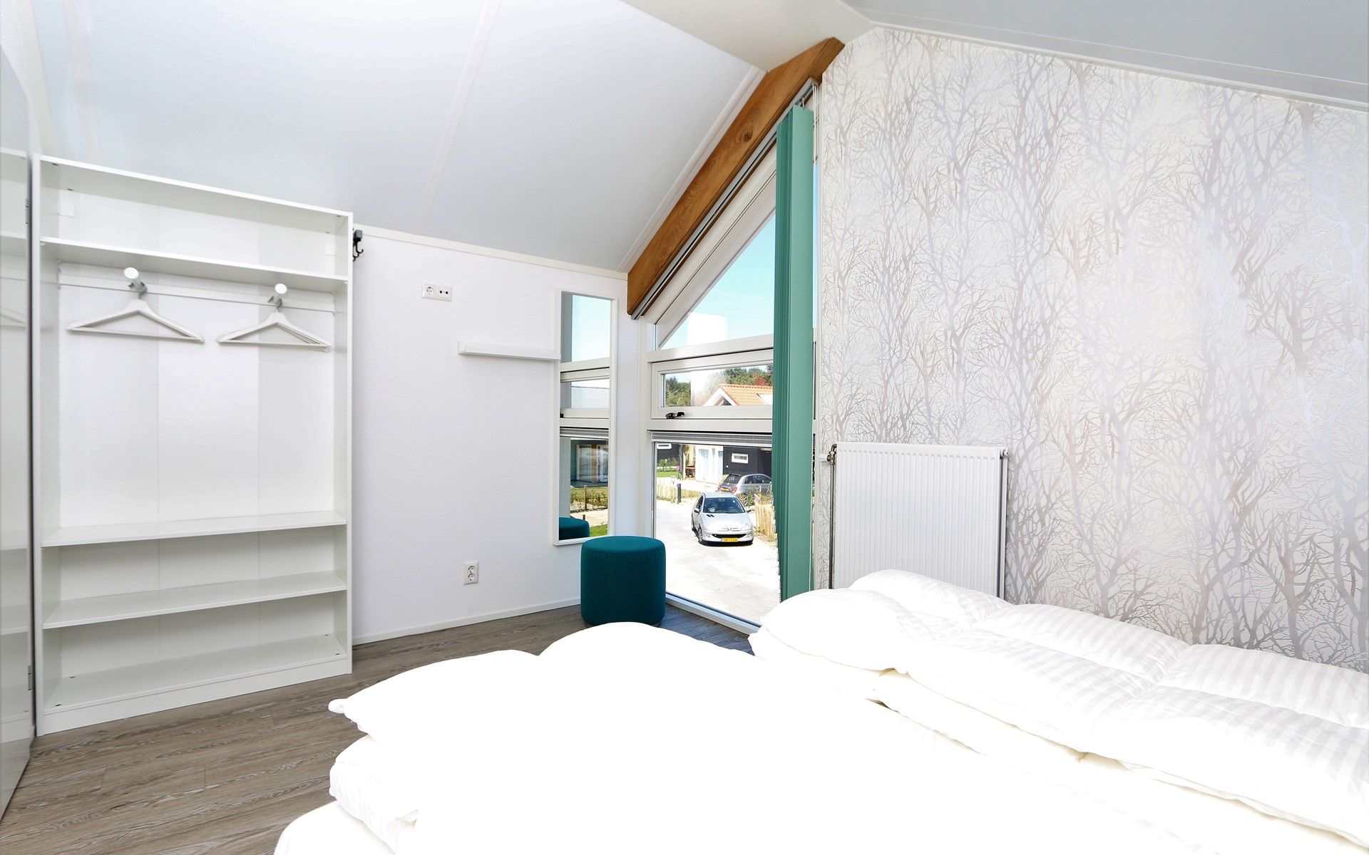 Ruime slaapkamer met veel licht in Vakantiehuis Zonnedorp 28 in Renesse, Zeeland.